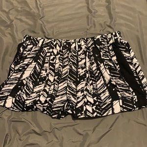 RD Style size medium black and white printed short
